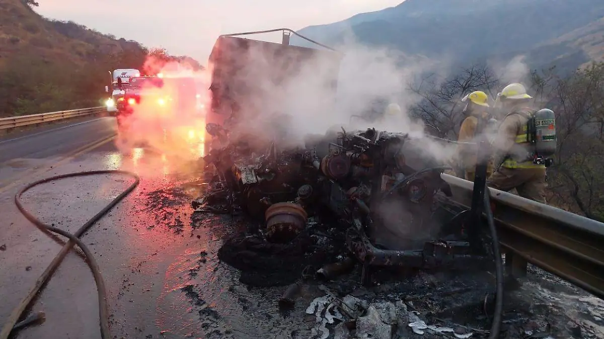 Tres tráileres chocaron en la autopista a Colima